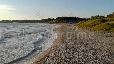 在保加利亚度假期间，日出时海浪拍打在沙滩上.